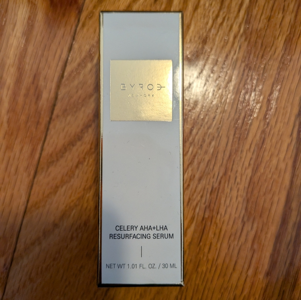 ROE Celery AHA + HA Resurfacing Serum - Elegant White and Gold